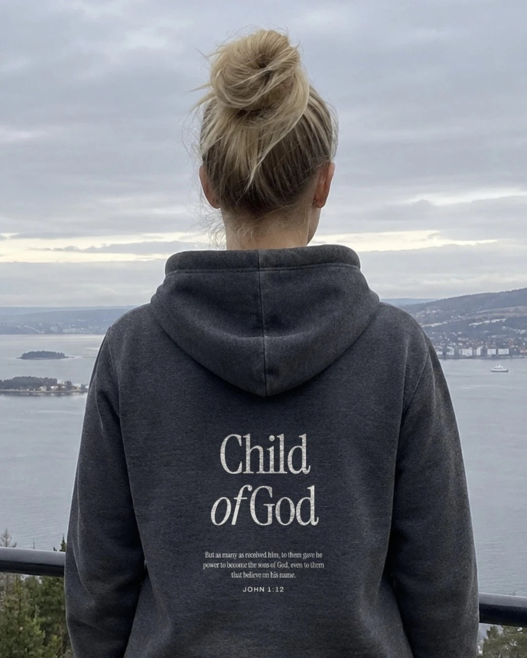 Child of God Hoodie i mørk grå, trykk på ryggen, brukt ute