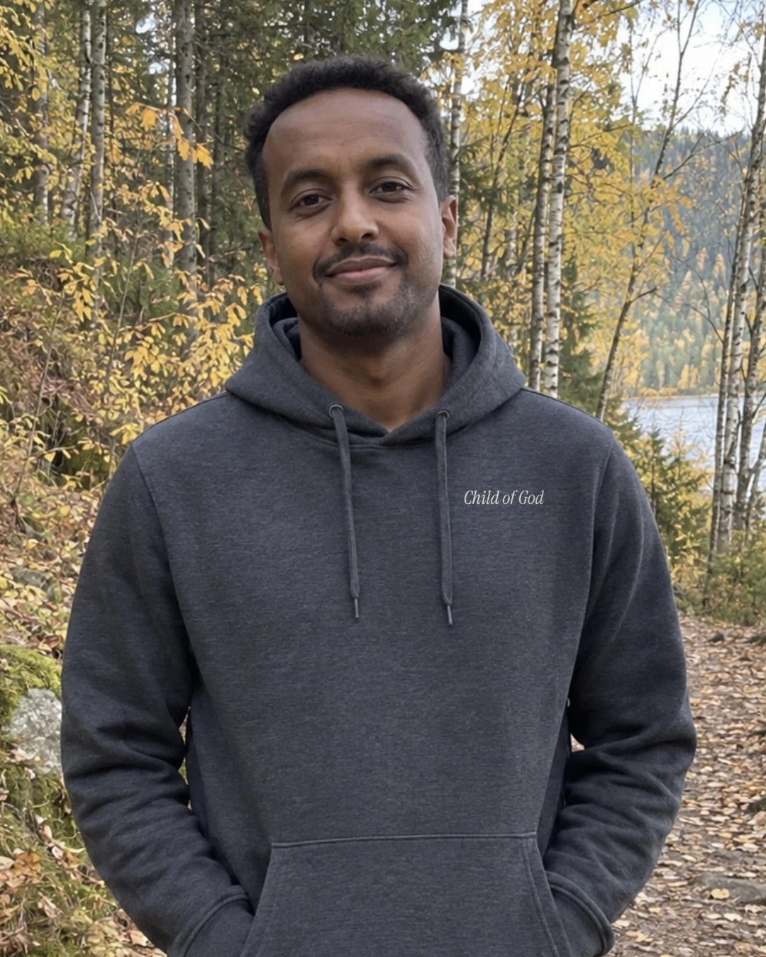 Child of God Hoodie i mørk grå, trykk foran, brukt på tur