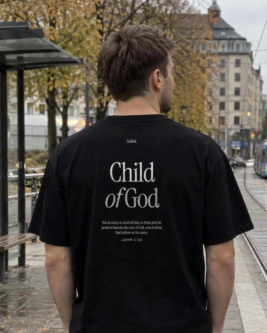 Child of God Tee i svart, trykk på ryggen, brukt ute