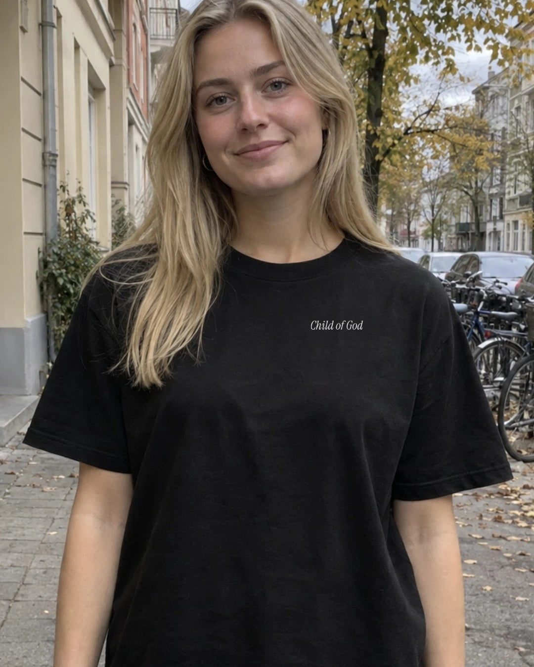 Child of God Tee i svart, trykk foran, brukt ute