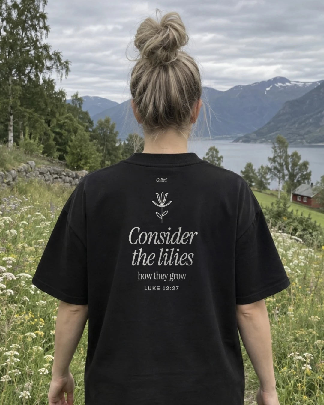 Consider the Lilies Tee i svart, trykk på ryggen, brukt ute