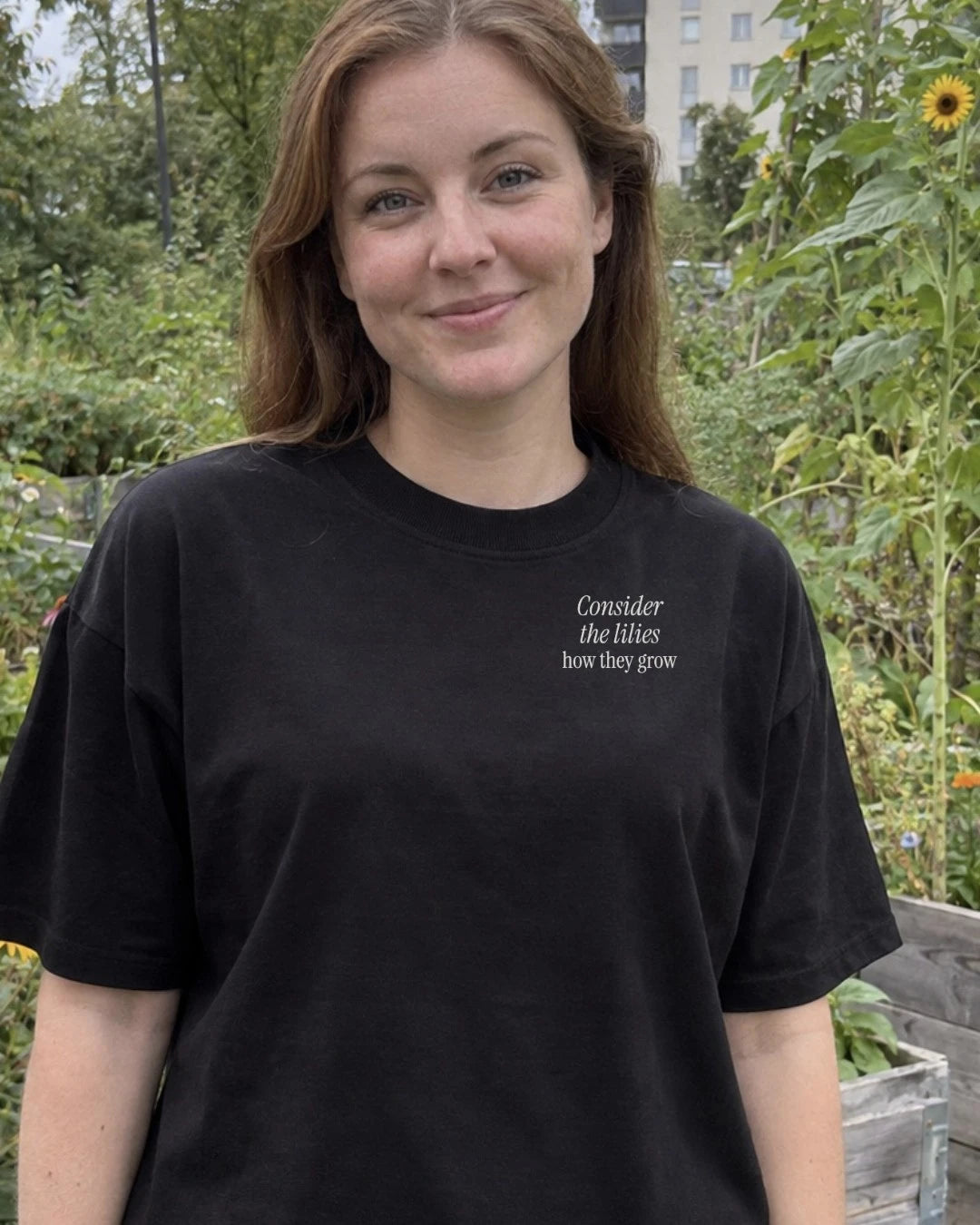 Consider the Lilies Tee i svart, trykk foran, brukt ute