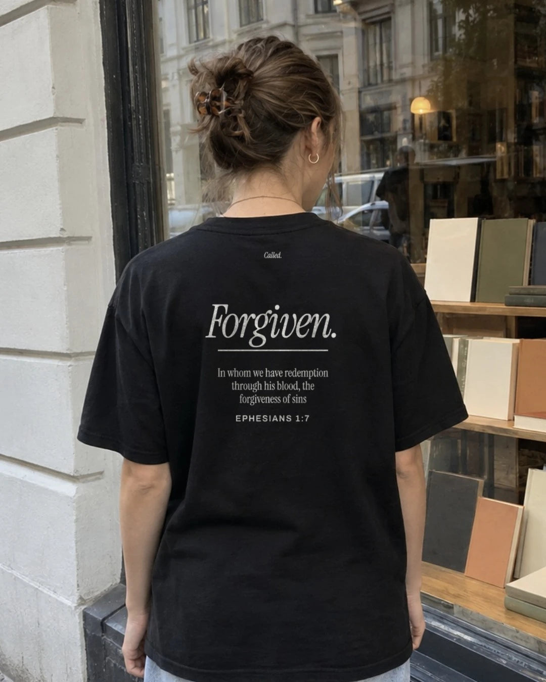 Forgiven Tee i svart, trykk på ryggen, brukt ute