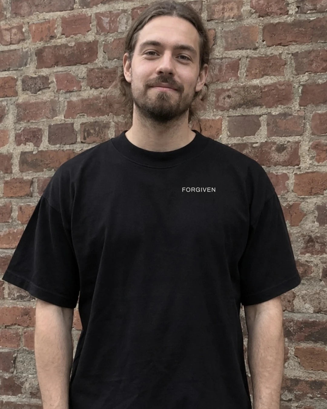 Forgiven Tee i svart, trykk foran, brukt ute