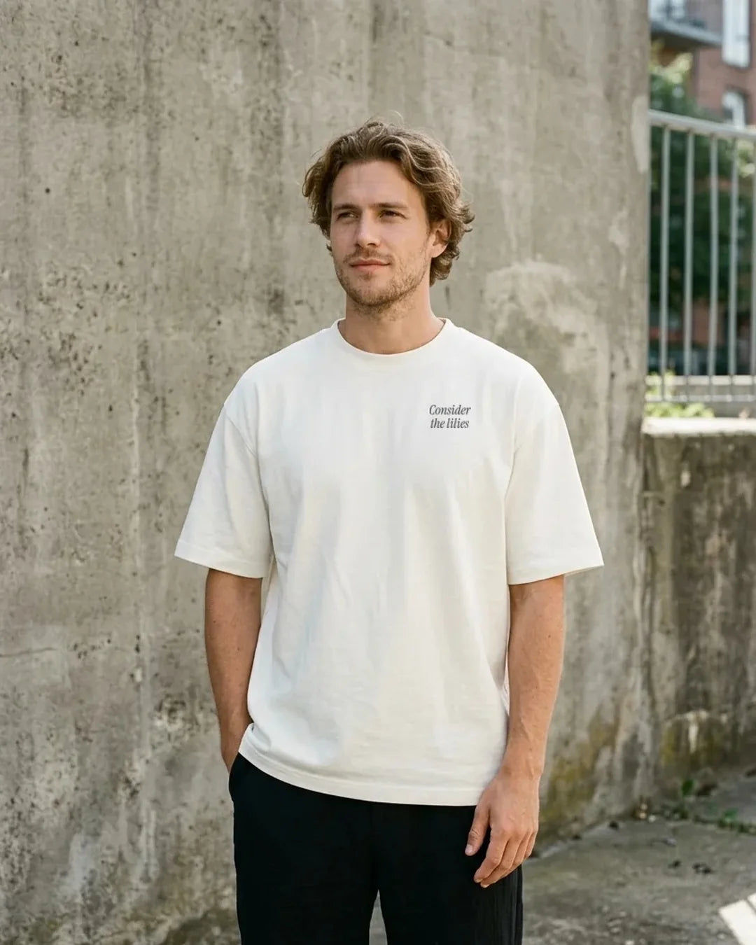 Consider the Lilies Tee, alternativ visning
